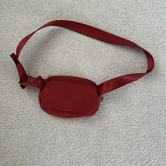 Lululemon Everywhere Belt Bag 1L - Picture 2 of 3